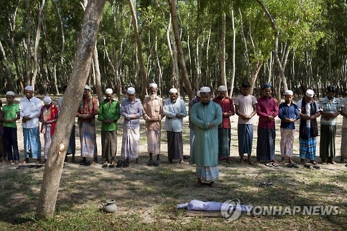 피란 과정에서 죽은 로힝야족 아이의 장례식[AFP=연합뉴스 자료사진]