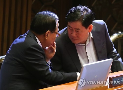 새누리당 서청원 의원(왼쪽)과 최경환 의원(오른쪽)