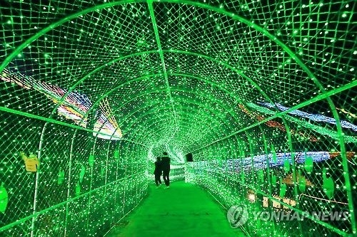 은하수 터널을 거닐고 있는 연인들