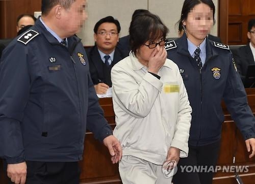 공판 출석한 최순실(서울 사진공동취재단=연합뉴스) 국정농단 사건의 핵심인물인 최순실 씨가 5일 오후 서울 서초동 서울중앙지법에서 열린 1차 공판에 출석하고 있다. 2017.1.5photo@yna.co.kr(끝)