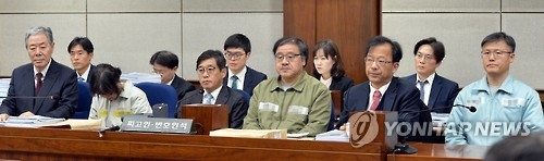 나란히 앉은 국정농단 사건 관계자들(서울 사진공동취재단=연합뉴스) 국정농단 사건의 핵심인 최순실씨, 안종범 전 청와대 정책조정수석, 정호성 전 청와대 부속비서관에 대한 재판이 5일 오후 서울 서초동 서울중앙지법에서 열리고 있다. 2017.1.5