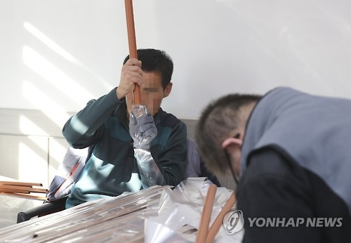 일상 되찾은 19년 '축사노예'
