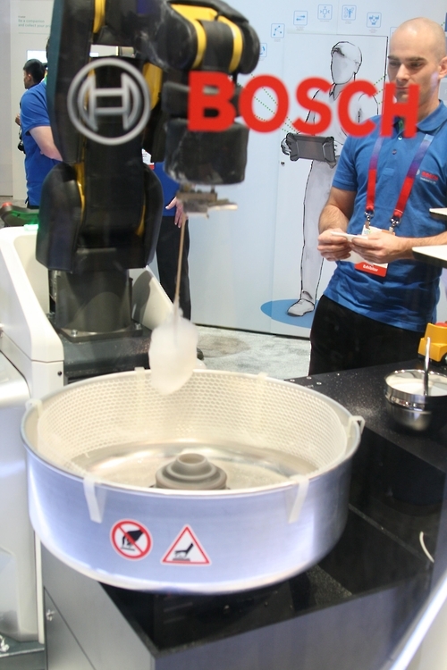보쉬의 부스에 전시된 솜사탕 제조 로봇