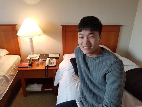 숙소에서 웃고 있는 쯔엉