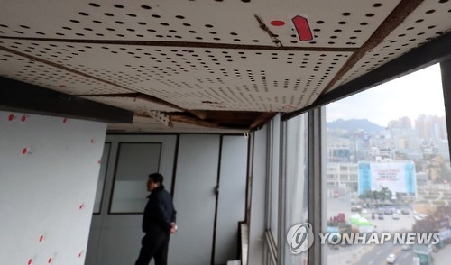 광주 금남로 전일빌딩 최상층(10층) 천장에서 발견된 탄흔.