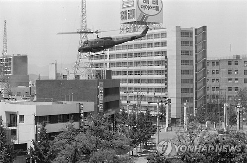 5·18 당시 전일빌딩 인근에서 촬영된 군 헬기의 모습.