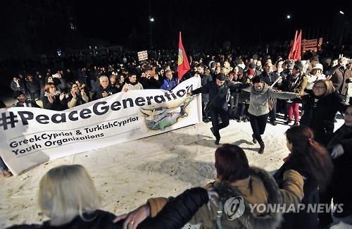 함께 춤추는 남북 키프로스 주민들