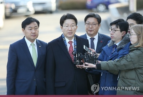 헌재 들어서는 국회 소추위원단(서울=연합뉴스) 최재구 기자 = 박근혜 대통령 탄핵심판 3차 변론기일인 10일 국회 탄핵소추위원장인 권성동 의원(가운데)과 탄핵소추위원인 김관영(왼쪽), 이춘석 의원이 헌법재판소 대법정으로 들어가고 있다. 2017.1.10