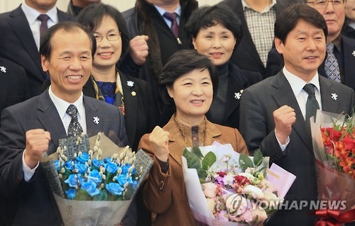 더불어민주당 추미애 대표가 12일 오후 강원도를 방문, 최문순 강원지사(왼쪽) 등과 기념사진을 찍고 있다. 2016.1.12