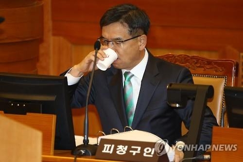 물 마시는 이중환 변호사(서울=연합뉴스) 최재구 기자 = 박근혜 탄핵심판 3차 변론기일인 10일 오전 서울 종로구 재동 헌법재판소에서 열린 재판에서 박근혜 대통령 측 법률대리인 이중환 변호사가 물을 마시고 있다. 2017.1.10jjaeck9@yna.co.kr(끝)