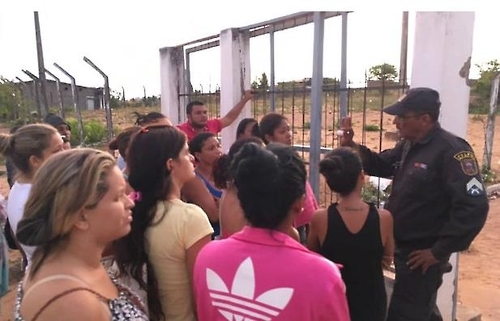 아우카수스 교도소 앞으로 몰려간 수감자 가족들
