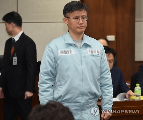 법정으로 향하는 정호성(서울 사진공동취재단=연합뉴스) 국정농단 사건의 첫 공판기일인 5일 서울 서초구 서울중앙지법에 도착한 정호성 전 청와대 부속비서관이 법정 안으로 들어서고 있다. 2017.1.5photo@yna.co.kr