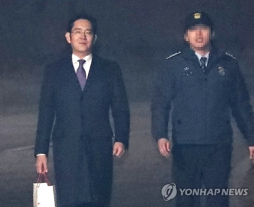 이재용 삼성전자 부회장이 19일 오전 의왕시 서울구치소 밖으로 걸어나오고 있다