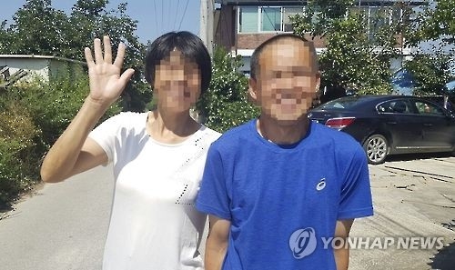 누나와 함께 웃고 있는 고씨(오른쪽)