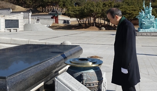5·18 묘지 참배하는 장기표