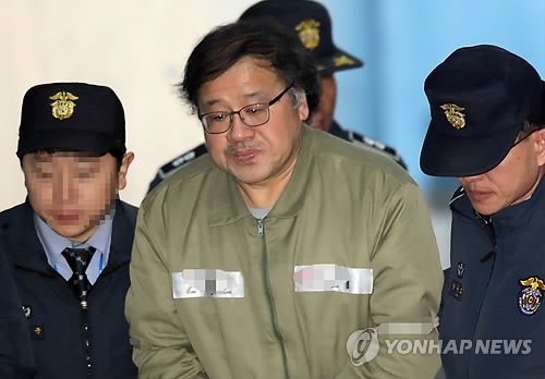안종범 전 청와대 정책조정수석이 지난달 31일 서울 서초동 서울중앙지법에서 열린 8회 공판에 출석하기 위해 호송차에서 내려 법정으로 향하고 있다.