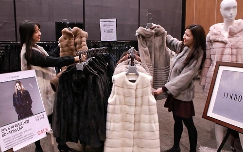 문앞에 봄…백화점, 겨울상품 처분 서두른다 - 2