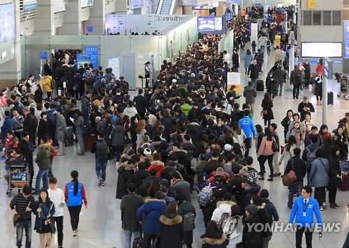 설연휴 첫날 인천공항 북적