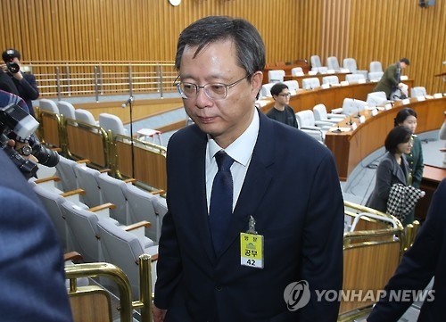 우병우 전 청와대 민정수석이 지난해 12월 23일 오전 국회에서 열린 박근혜 정부의 최순실 등 민간인에 의한 국정농단 의혹사건 진상규명을 위한 국정조사 5차 청문회 종료가 선포된 뒤 청문회장을 떠나고 있다.