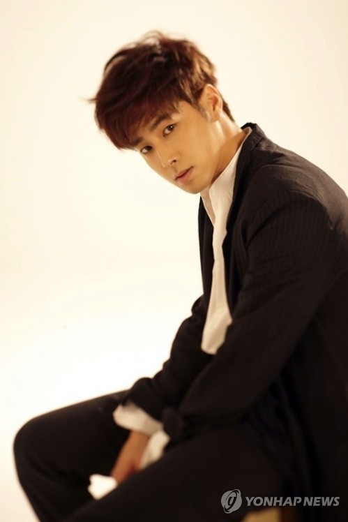 그룹 동방신기의 유노윤호.