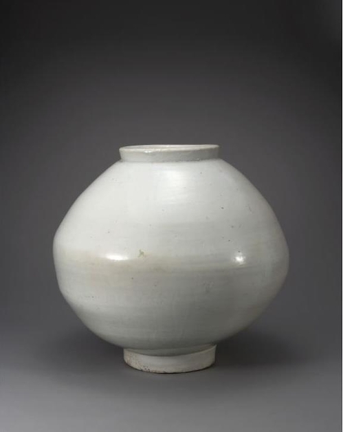 달항아리, 18세기, 높이48.2cm 몸통 50cm 입지름 22cm 굽지름 16.8cm, 개인 소장