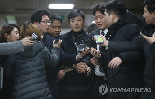 취재진에 둘러싸여 (서울=연합뉴스) 박동주 기자 = 6일 서초구 서울중앙지법에서 열린 최순실 씨 재판에 증인으로 출석했던 고영태 전 더블루K 이사가 법정을 나서고 있다. 2017.2.6pdj6635@yna.co.kr