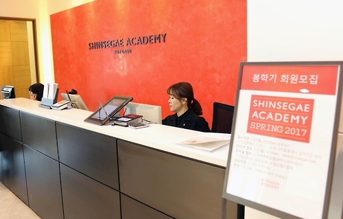 은퇴자들, 백화점 문화센터로…50대 이상 회원 급증 - 1