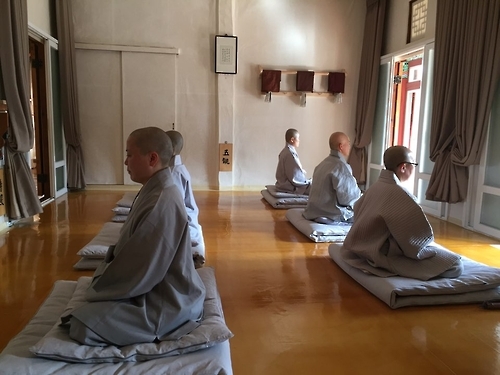 (울산=연합뉴스) 김기훈 기자 = 울산 석남사 심검당에서 일년결사(一年結社·1년간 산문을 나서지 않은 채 수행하는 일) 중인 스님들이 참선하고 있다. 2017.2.7.kihun@yna.co.kr