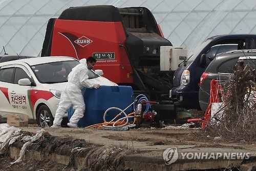 수도권 첫 구제역 의심신고(연천=연합뉴스) 임병식 기자 = 8일 오후 경기도 연천군 군남면의 한 젖소 사육 농가에서 방역 당국 관계자들이 농장 출입구를 막고 있다.수도권에서 접수된 첫 구제역 의심신고이며, 간이검사 결과 양성 반응이 나왔다. 2017.2.8andphotodo@yna.co.kr(끝)