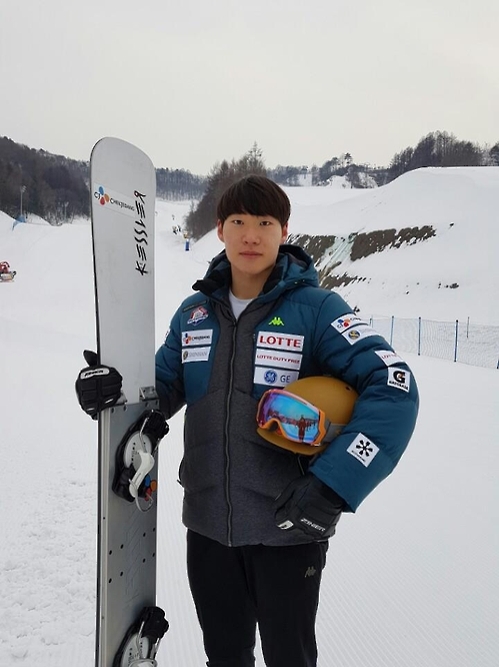 평창 올림픽 대회 장소에서 포즈를 취한 이상호.