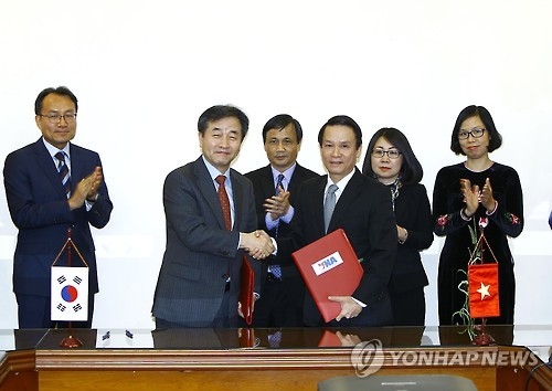 (하노이 VNA=연합뉴스) 국가기간뉴스통신사인 연합뉴스의 박노황 사장(앞줄 왼쪽)과 베트남 국영뉴스통신사 VNA의 응우옌 득 러이(앞줄 오른쪽) 사장이 9일 양사간 뉴스교류 확대협정에 서명한 뒤 악수하고 있다. 이날 VNA는 연합뉴스가 2018년 평창동계올림픽의 감동을 전세계에 실시간으로 전달하기 위해 개발하는 뉴스교류 플랫폼인 '평창뉴스서비스네트워크'(PNN)에도 가입했다. 2017.2.9photo@yna.co.kr