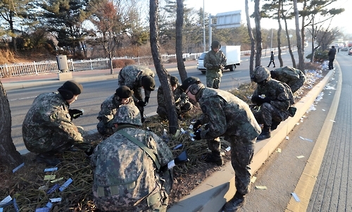 대남전단 수거하는 장병