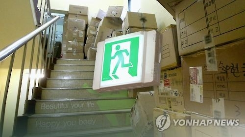 "비상구에 쌓은 물건 정리하세요"…서울시 불시 점검 - 1