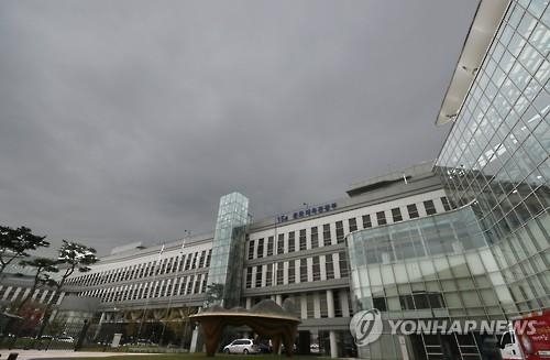 먹구름 낀 문화체육관광부(세종=연합뉴스) 안정원 기자 = 31일 오전 정부세종청사 문화체육관광부 인근 하늘에 먹구름이 끼어있다.2016.10.31jeong@yna.co.kr(끝)