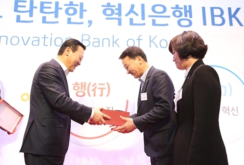 지점장들에게 구두를 선물하는 김도진 기업은행장