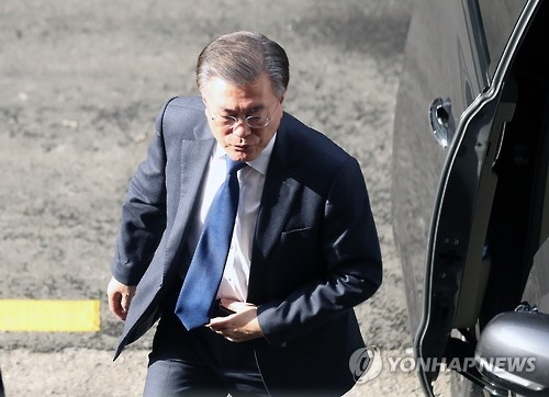 '안희정 급등·전인범 논란' 악재 직면한 文…돌파카드 찾나(종합) - 1