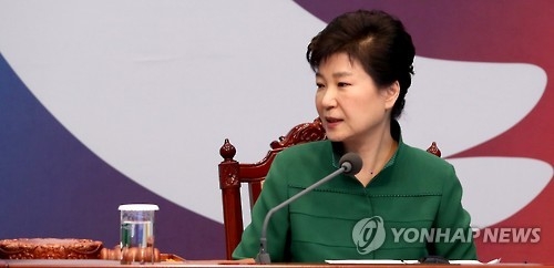 발언 마친 박 대통령(서울=연합뉴스) 백승렬 기자 = 박근혜 대통령이 11일 오전 청와대-세종청사 간 영상국무회의에서 발언을 마치고 있다. 2016.10.11 srbaek@yna.co.kr(끝)
