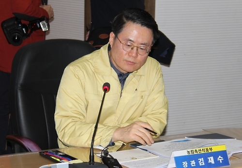 구제역 방역상황 보고받는 김재수 농림축산식품부 장관