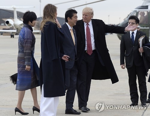 휴양지 마라라고로 떠나는 트럼프(오른쪽 2번째)와 아베 부부