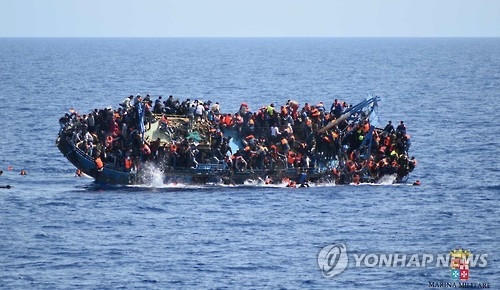 아프리카 난민들을 가득 태운 배가 지중해 상에서 한쪽으로 기울어진 모습