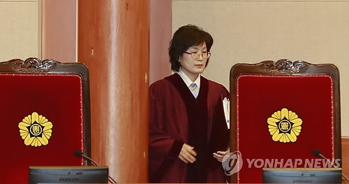심판정 입장하는 이정미(서울=연합뉴스) 한종찬 기자 = 박근혜 대통령 탄핵심판 11차 변론기일인 7일 오전 이정미 헌법재판소장이 서울 종로구 헌법재판소 심판정으로 입장하고 있다. 2017.2.7saba@yna.co.kr(끝)