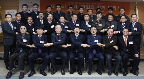 ㈜한화는 2월 10일 창원사업장에서 김연철 대표이사(왼쪽에서 네번째)와 19개 우수 협력사 대표가 참석한 가운데 '2017 동반성장협약식'을 개최했다.