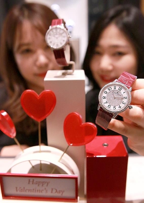 "작년 명품시계 매출 34% 급증…30대, 꾸미고 싶어한다" - 1