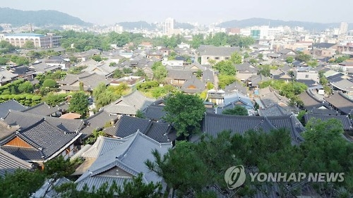 전주 한옥마을 한해 관광객 사상 첫 '1천만명 돌파' - 1
