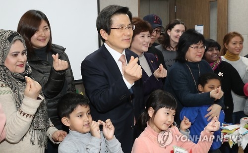 다문화가족지원센터 방문한 황교안 대통령 권한대행 국무총리