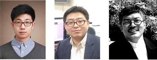 논문 제1저자인 KAIST 이승렬(박사과정)씨와 김신현 교수(가운데), 고(故) 신중훈