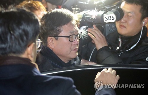 무거운 표정으로 구치소 나온 박상진