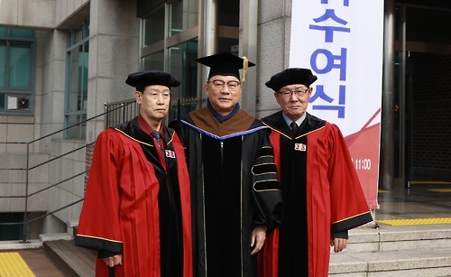 학사모 쓴 만학도들
