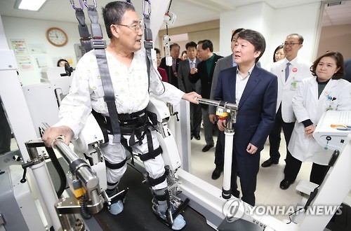 안철수, '자강안보' 내세워 중도·보수 공략…보훈병원 방문 - 1