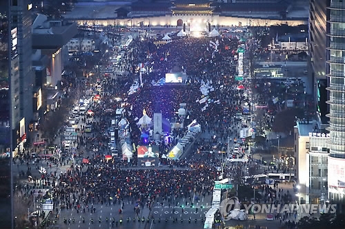 촛불, 광화문을 밝히다!(서울=연합뉴스) 김도훈 기자 = 18일 오후 서울 광화문 광장에서 대통령 탄핵 촉구 촛불 집회가 열리고 있다. 2017.2.18superdoo82@yna.co.kr(끝)